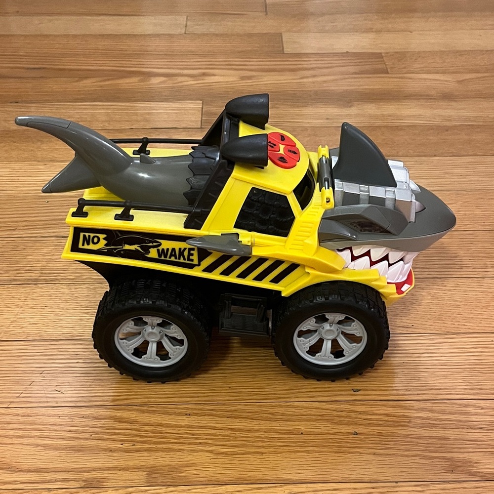 Adventure Force Jawsome Jammer Motorized No Wake Shark Vehicle